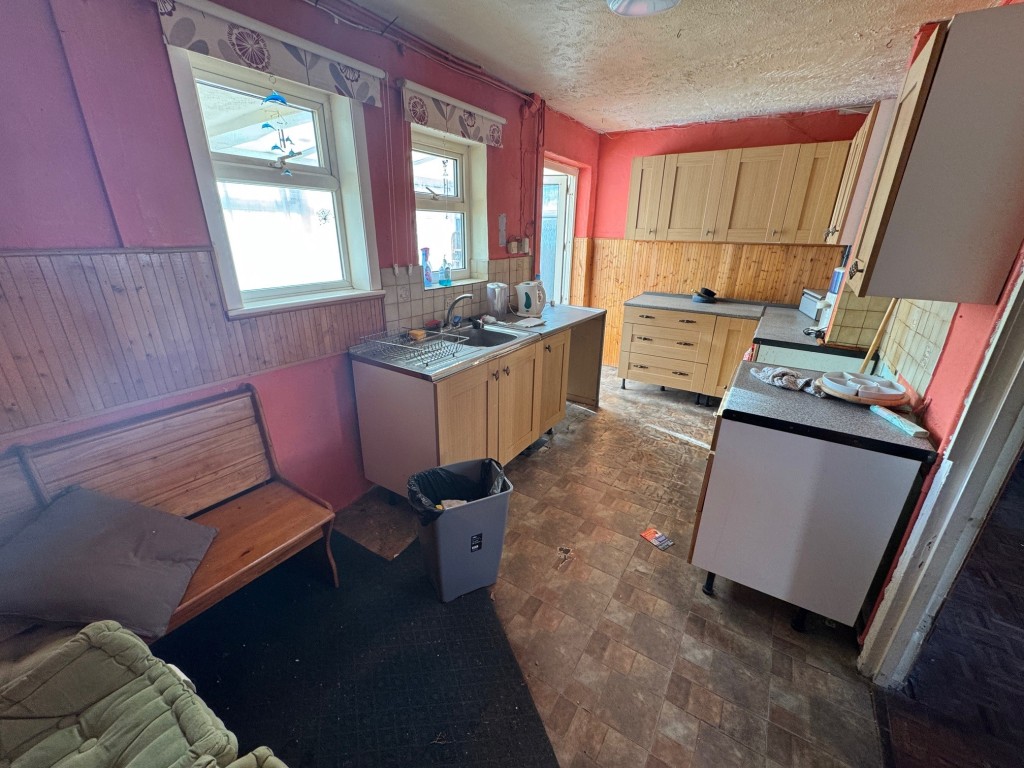 Lot: 158 - TWO-BEDROOM TERRACE HOUSE IN CITY LOCATION - Kitchen - breakfast room